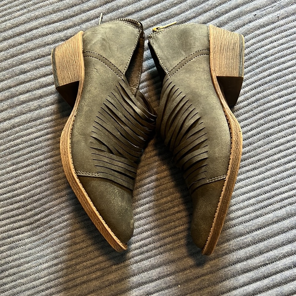 Coconuts by Matisse - Gray Booties - 5.5 - Picture 4 of 8